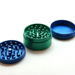 Moulin anodisé 3 parts diamètre 55 mm bi-couleurs bleu / centre vert